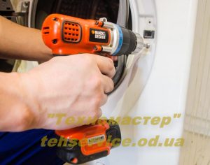 Откручиваем дверцу для ремонта замка люка